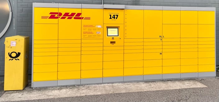 Packstation mit daneben stehendem Briefkasten der Deutschen Post